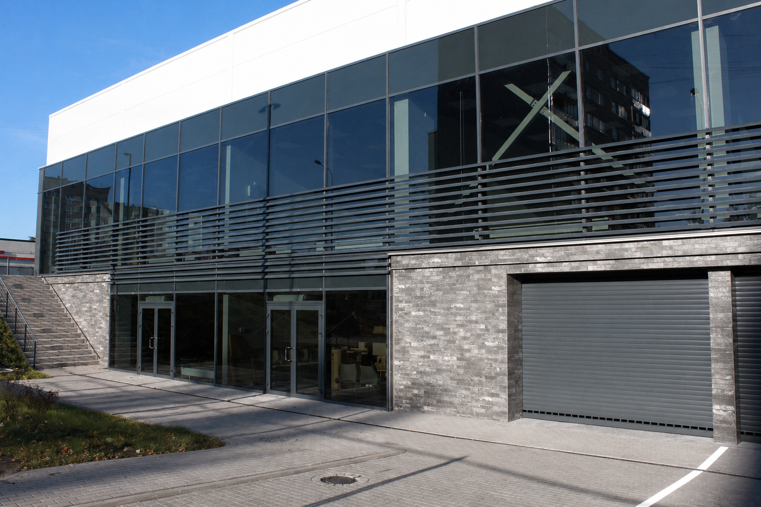 Tirdzniecības centrs ar stikla fasādi