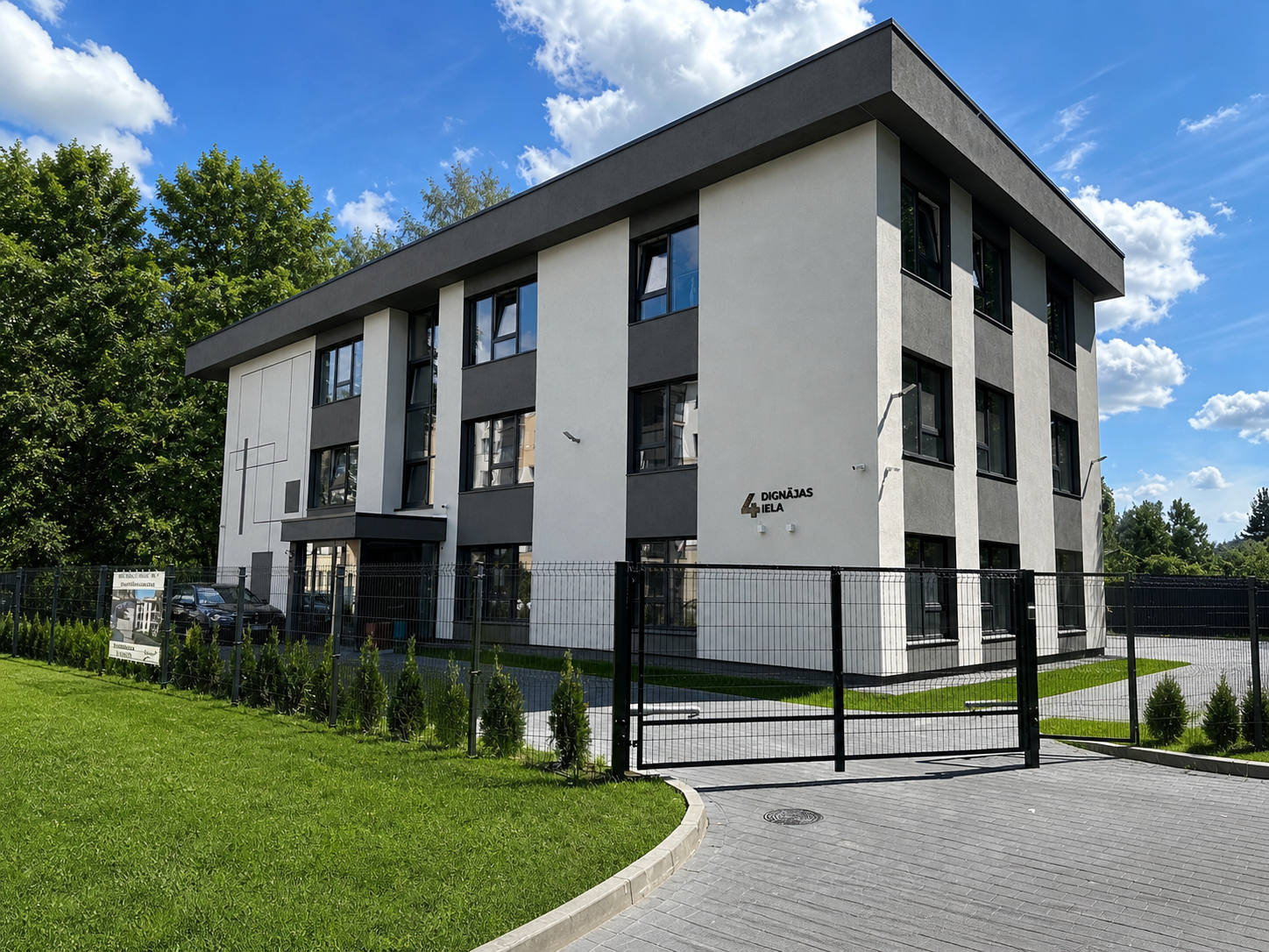 Multi-apartment building