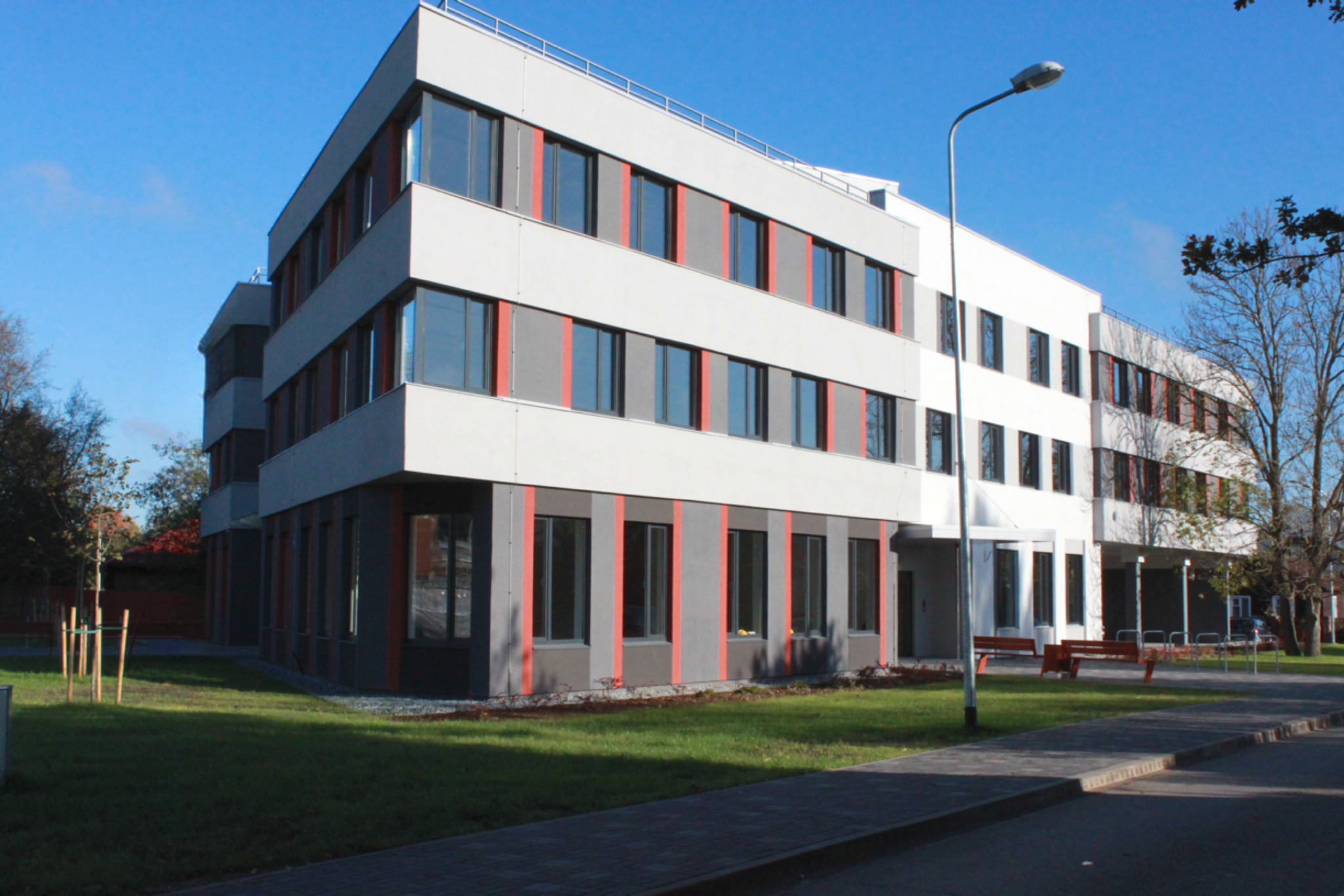 Office Building with three-color fasade