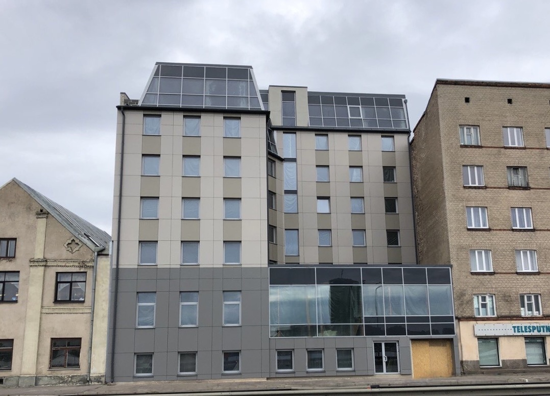 Biroju ēka ar stiklotu fasādi