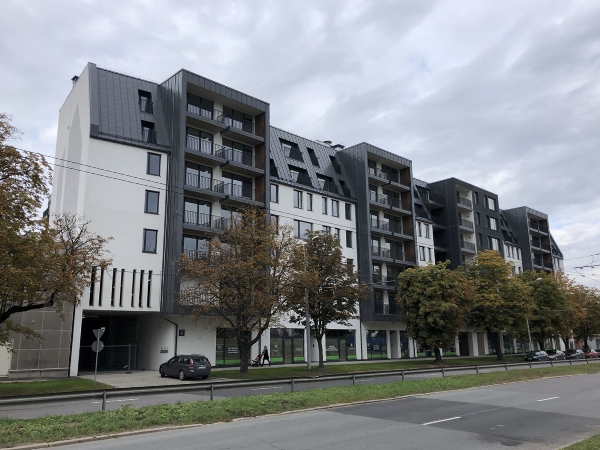 Multi-apartment building with glazing