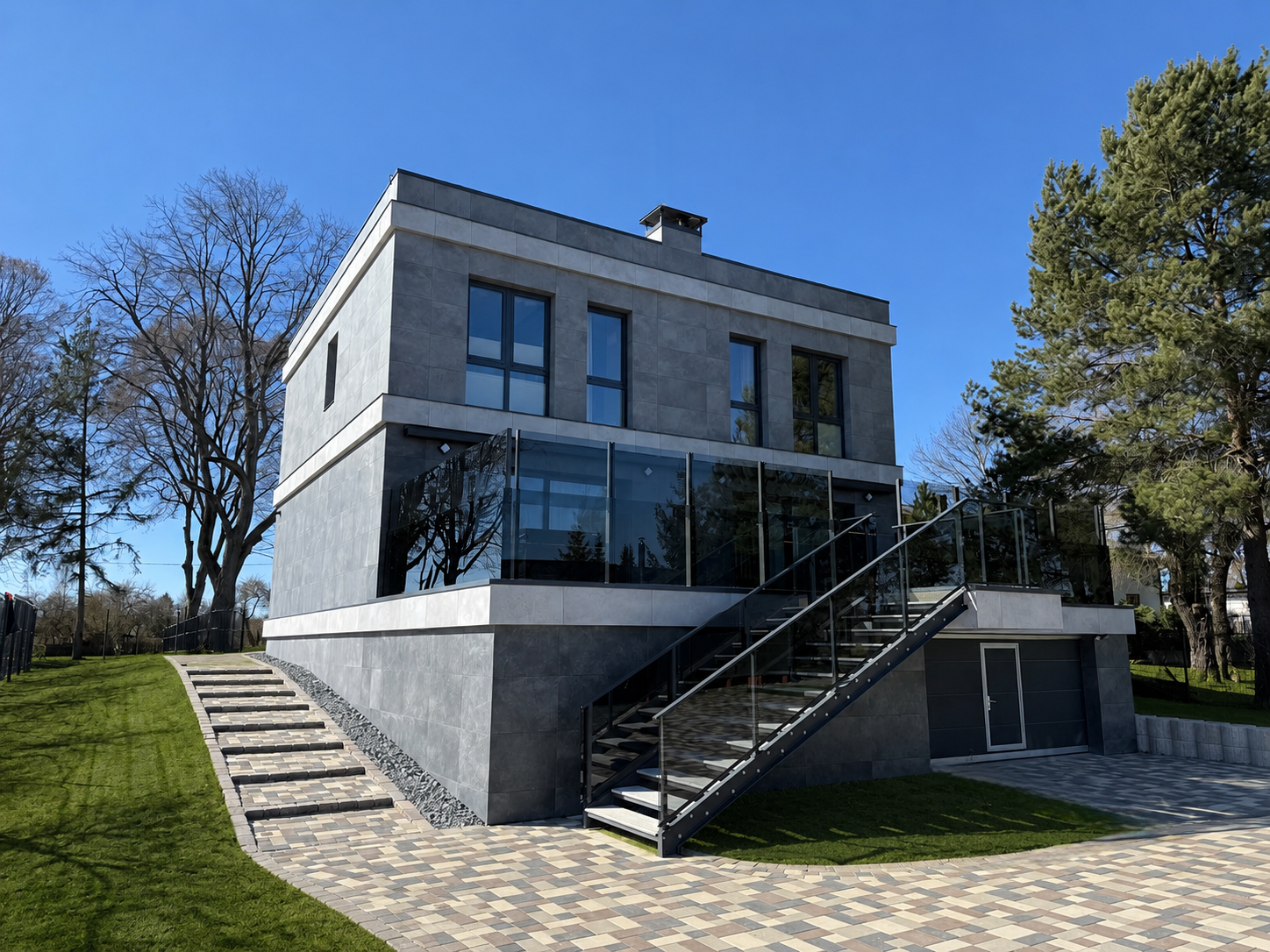 Mūsdienīga privātmāja ar stikla terasi